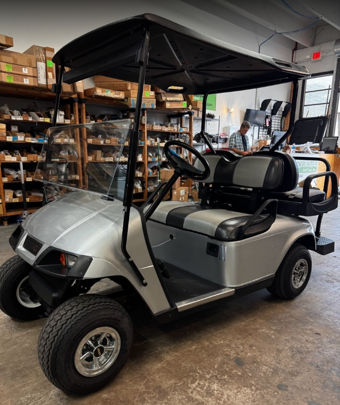 E-Z-GO 4-PASSENGER GOLF CART USED YEAR 2007 LIKE NEW!
